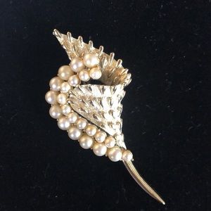 Elegant Antique Vintage CORO PEARL Brooch